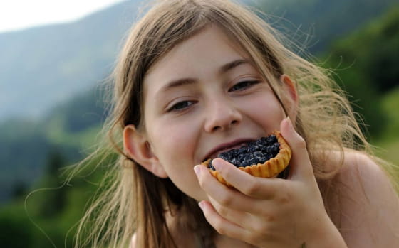 Dégustation d'une tarte aux myrtilles
