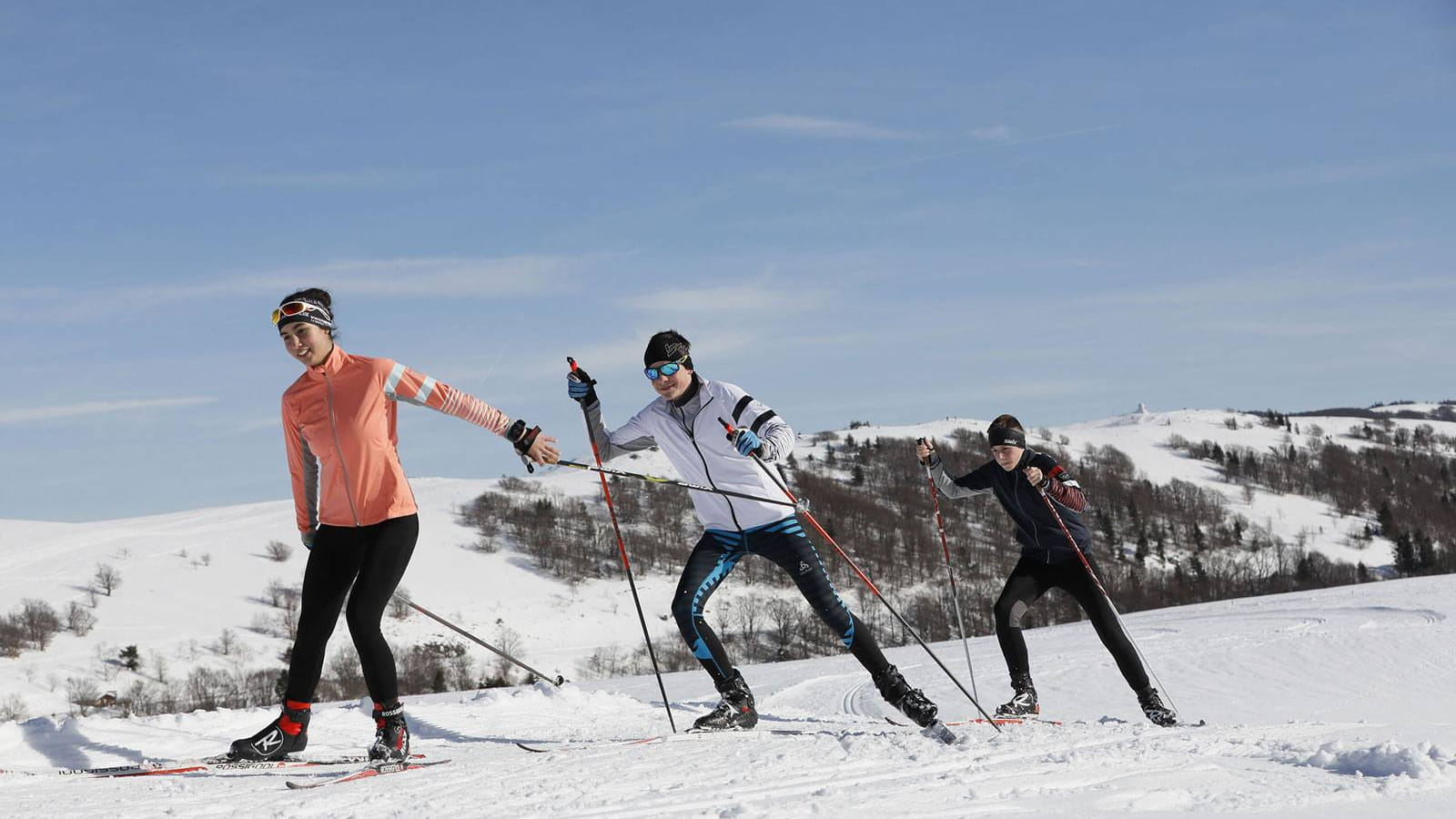 A fond le ski de fond sur la route des crêtes