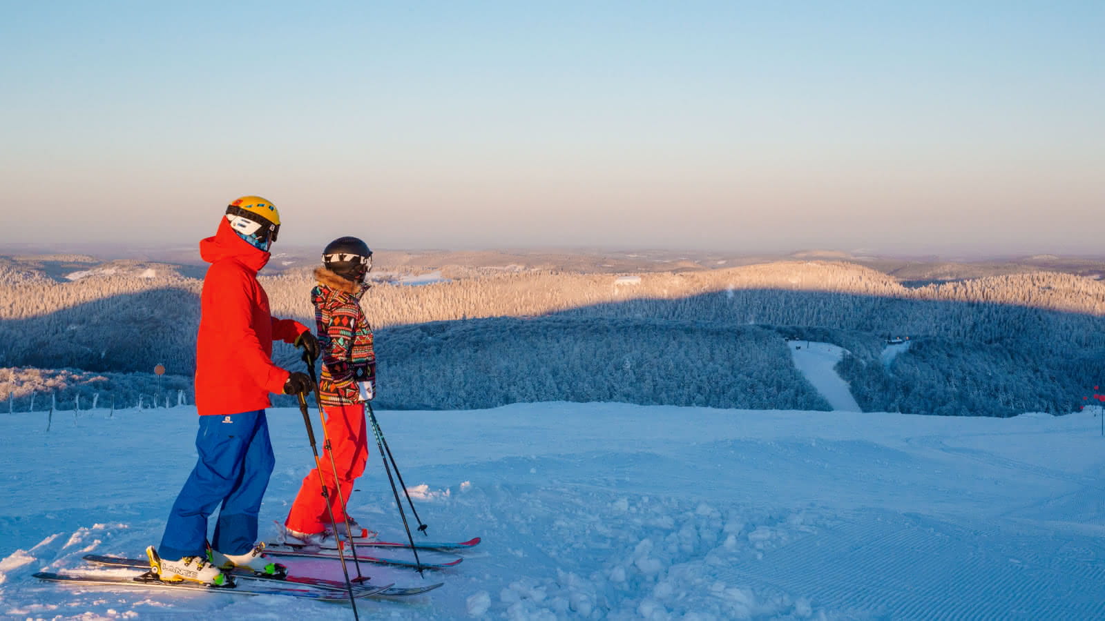 Skier en aurore