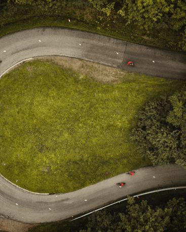 Vue aérienne de vélos dans une épingle