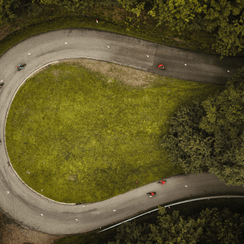 Vue aérienne de vélos dans une épingle
