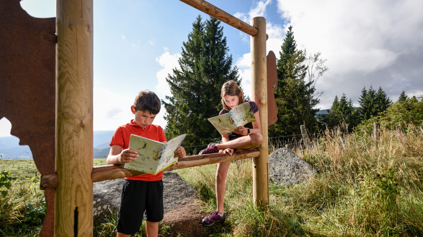 Famille faisant un jeu de piste dans le Massif des Vosges