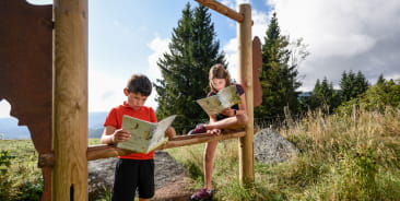 Famille faisant un jeu de piste dans le Massif des Vosges