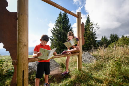 Famille faisant un jeu de piste dans le Massif des Vosges