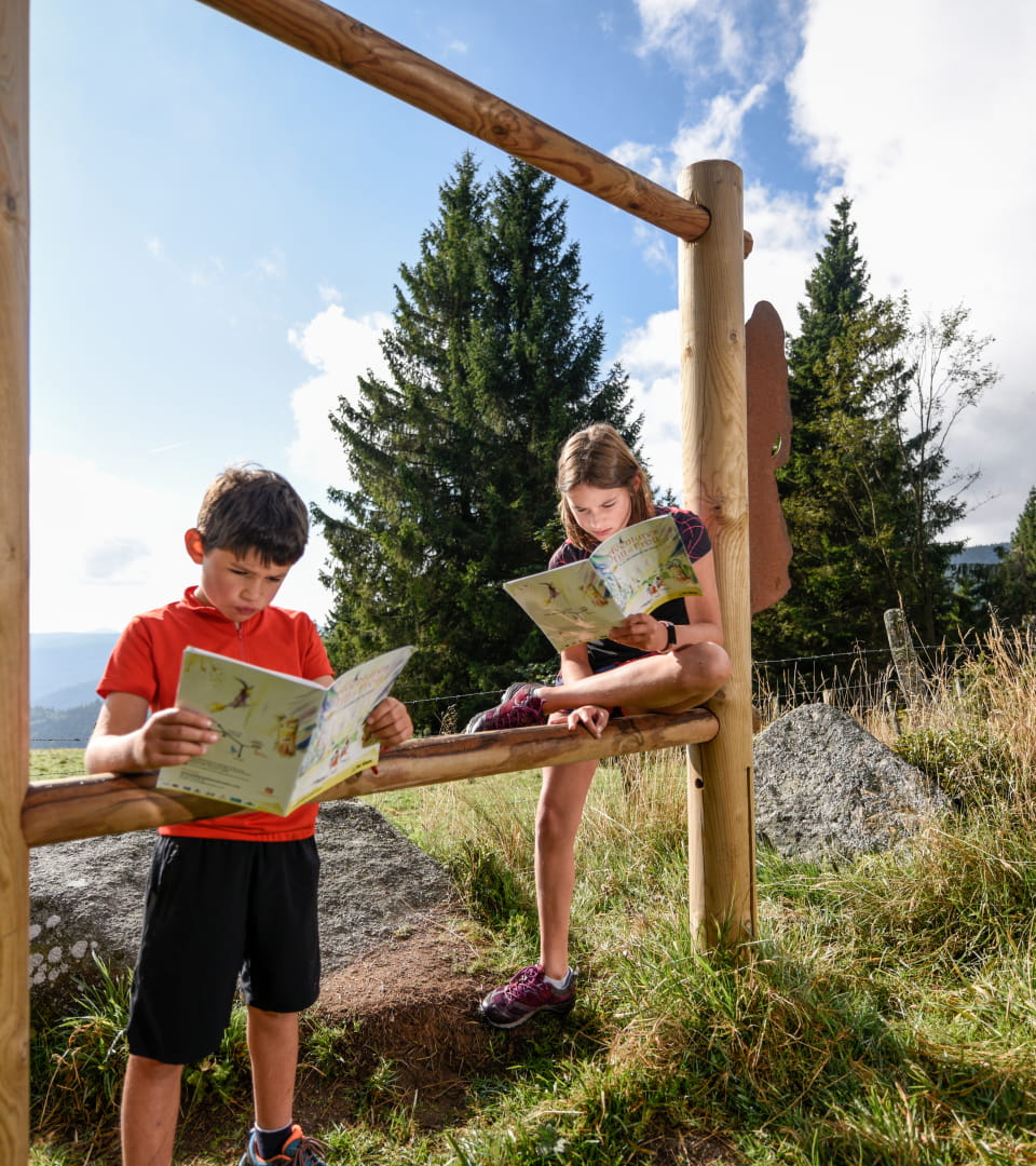 Famille faisant un jeu de piste dans le Massif des Vosges