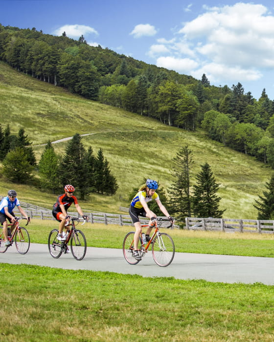 Cyclistes arrivant à la Planche des Belles Filles