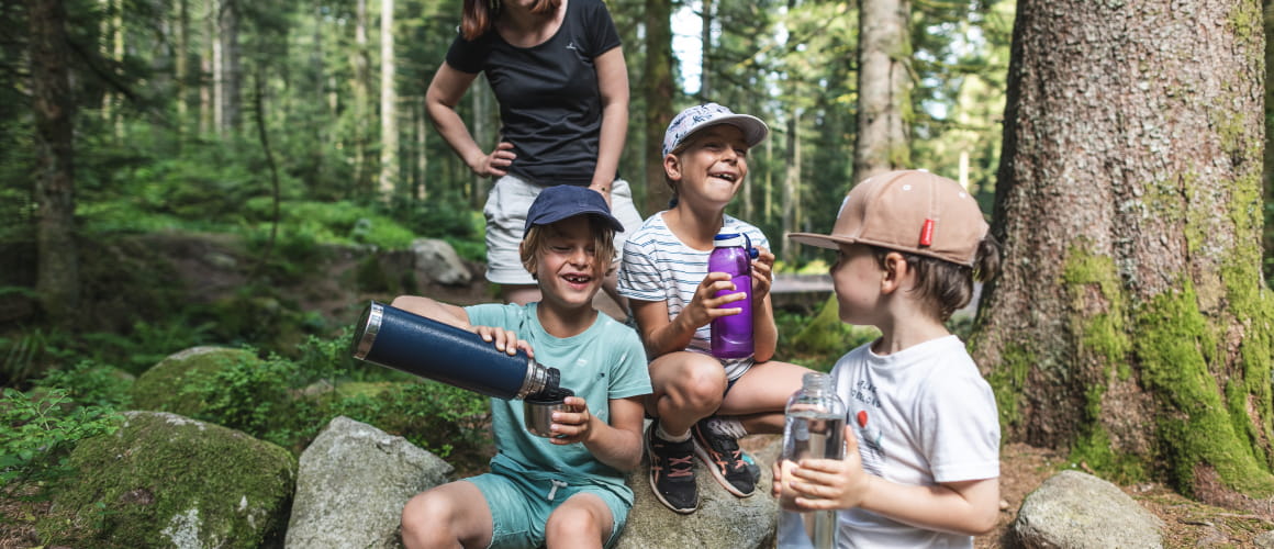 Pause hydratation rando en famille dans le Massif des Vosges