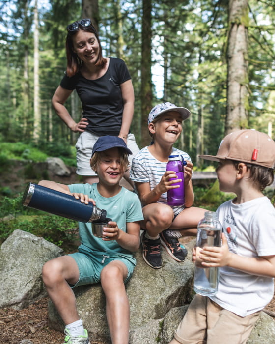 Pause hydratation rando en famille dans le Massif des Vosges