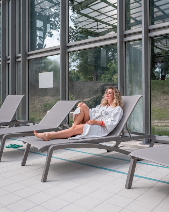 Moment de détente sur une chaise longue à Luxeuil