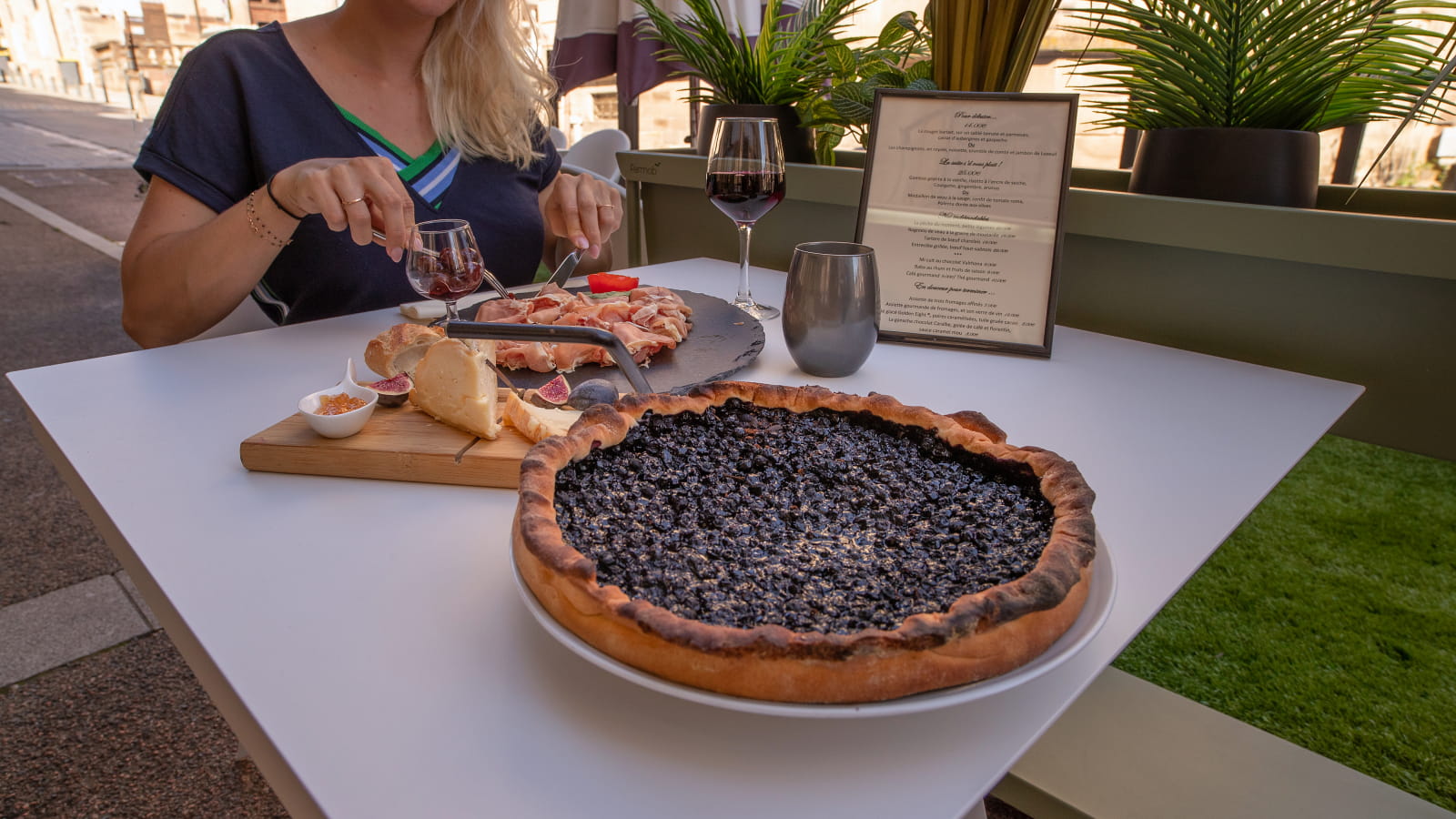 Tarte aux myrtilles sur une terrasse à Luxeuil