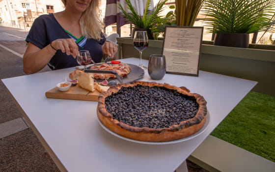 Tarte aux myrtilles sur une terrasse à Luxeuil