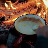 Fondue au feu de camp la nuit en forêt
