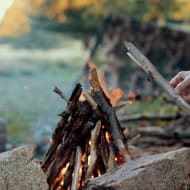 Feu en forêt bivouac aventure