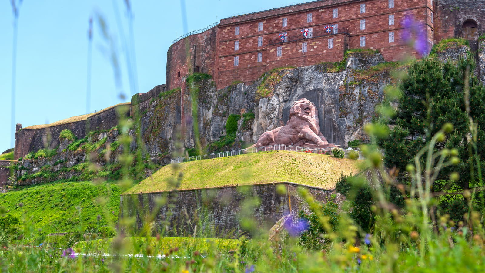 Belfort printemps vue d'ensemble de la citadelle avec lion de Bartholdi