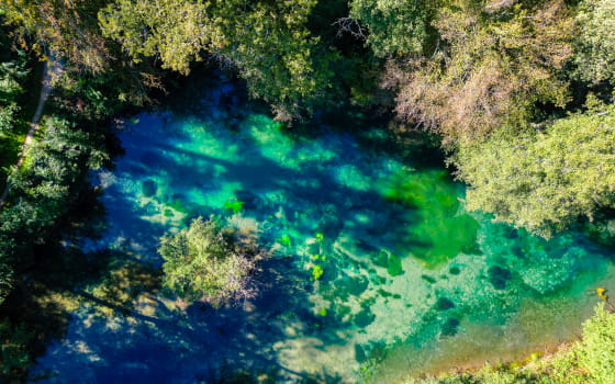 Lure résurgence de la reigne point d'eau turquoise