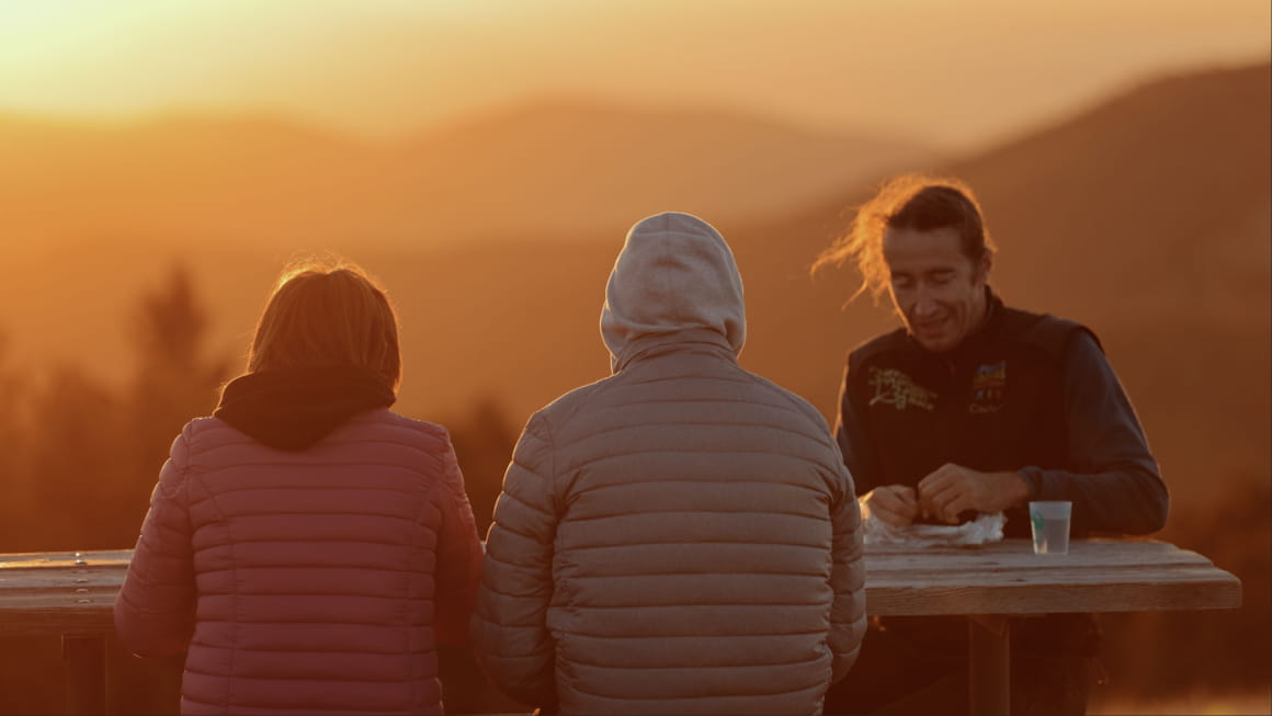 Petit déjeuner en bivouac face au lever de soleil dans les Vosges du Sud