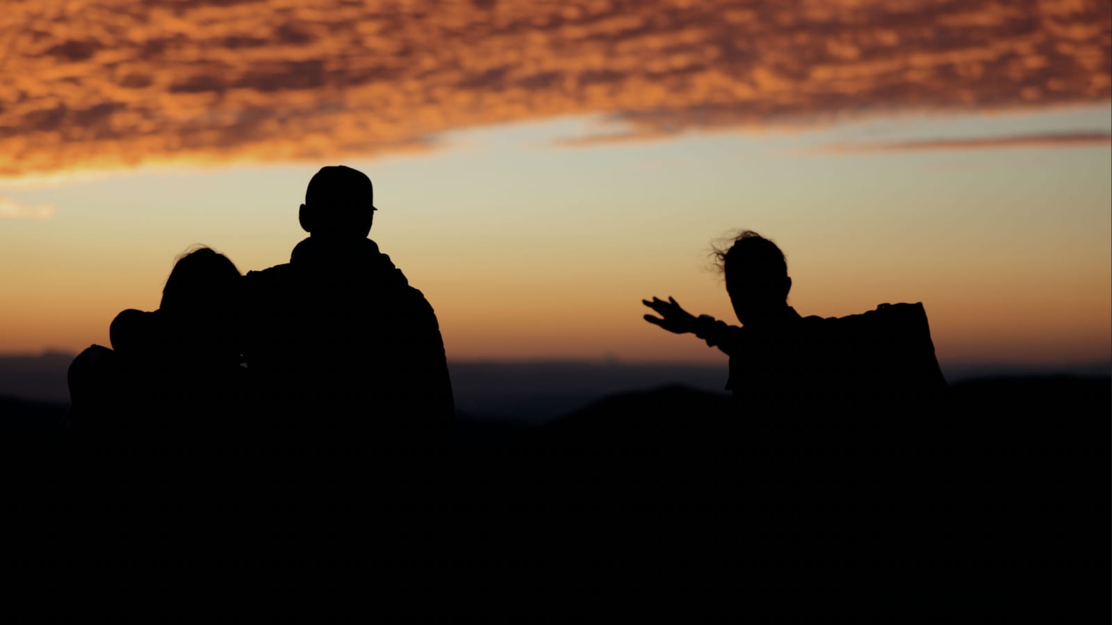 Observation du coucher de soleil en montagne après une randonnée