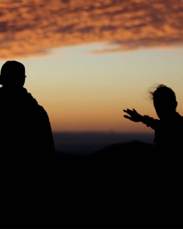 Observation du coucher de soleil en montagne après une randonnée