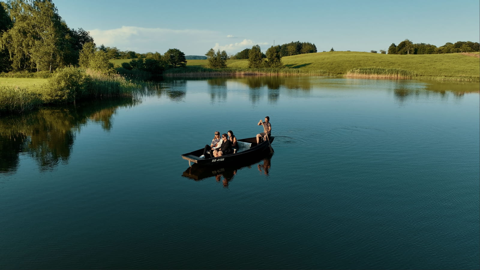 Balade dans une barque sur un étang dans les Vosges du Sud