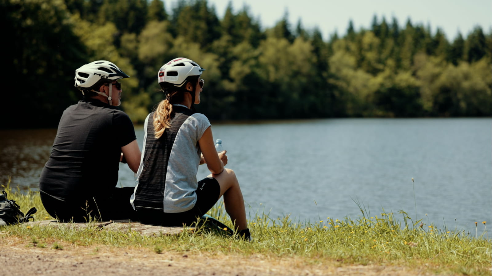 Cyclistes faisant une pause face à un étang