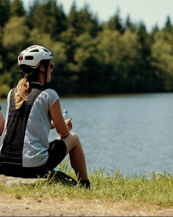 Cyclistes faisant une pause face à un étang