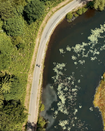 Vue aérienne d'un étang avec un chemin le longeant