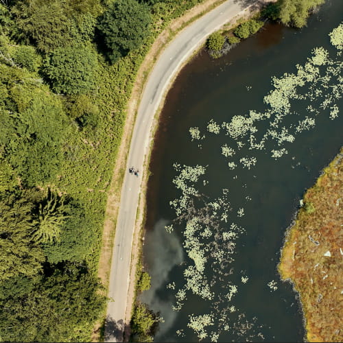 Vue aérienne d'un étang avec un chemin le longeant