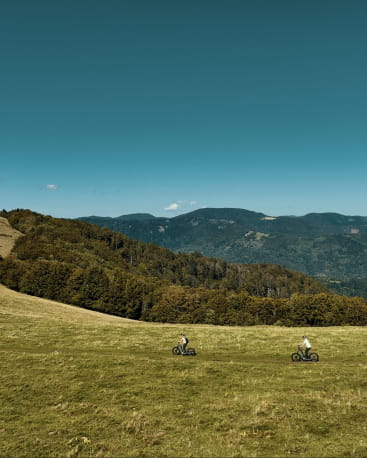 VTTistes se baladant au sommet d'une montagne