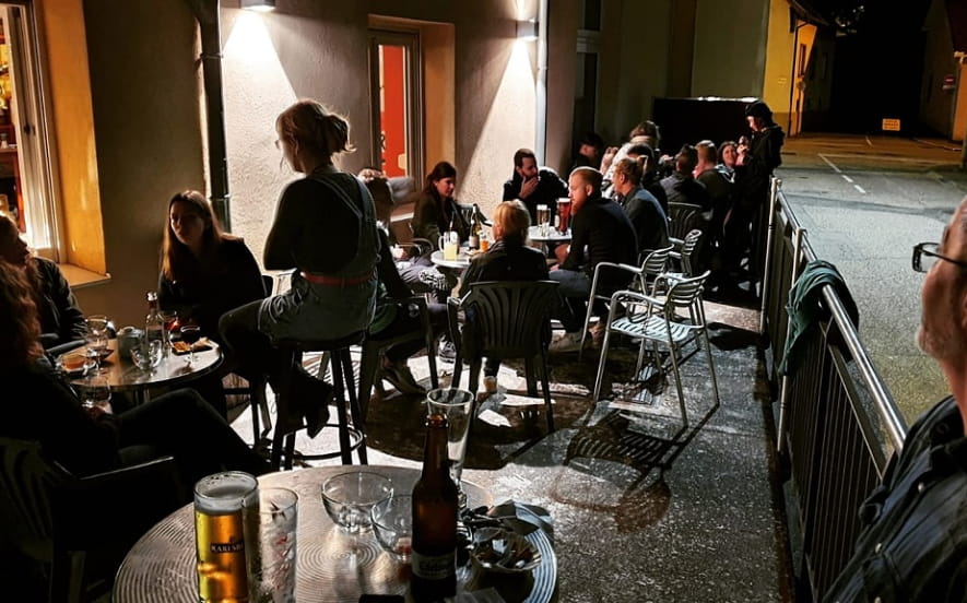 Domino's bar