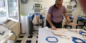 Visite d'un atelier de broderie et de personnalisation textile