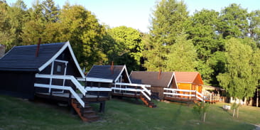 Les chalets trolls au camping de la Bremendell