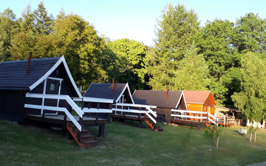 Les chalets trolls au camping de la Bremendell