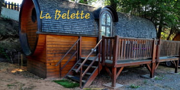 Hébergement insolite - cabane tonneau