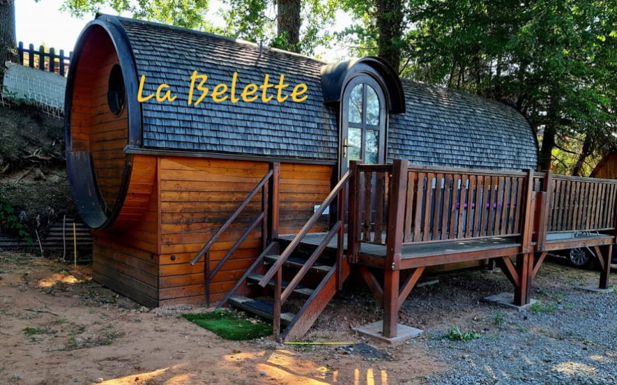 Hébergement insolite - cabane tonneau