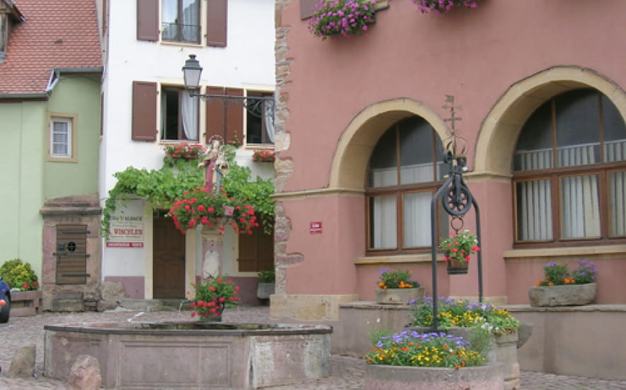 Fontaine et puits à Westhalten