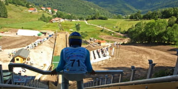 Tremplin de ski sur piste synthétique