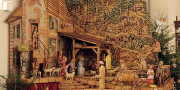 Exposition d'une crèche géante sculptée en bois