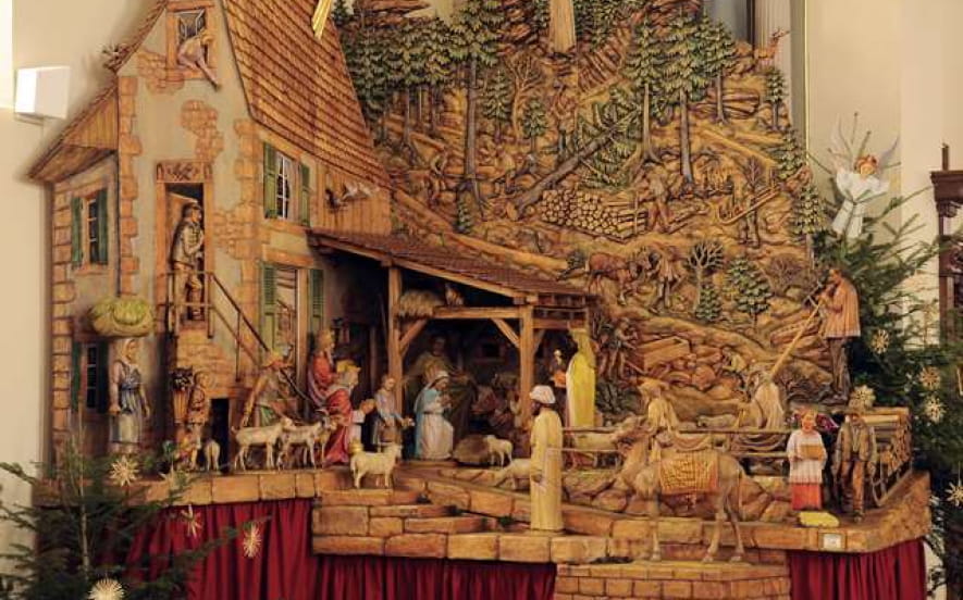 Exposition d'une crèche géante sculptée en bois