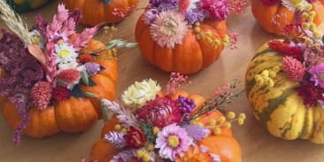 Les ateliers du Salon Chambard - La récolte fleurie, courge décorée de fleurs séchées
